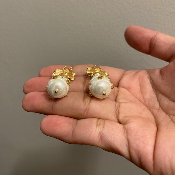 🐝 Gold Bee Pearl Drop Earrings 🐝 (Matte Gold, Brushed Gold) - Picture 5 of 16